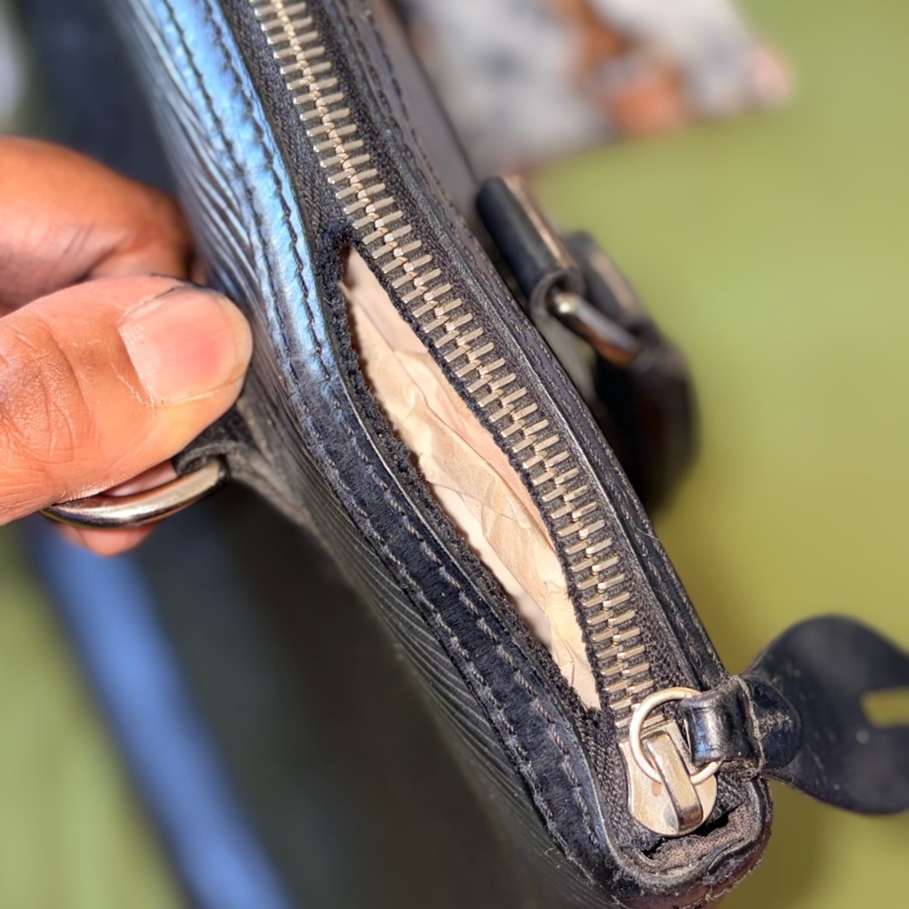 Louis Vuitton Vintage Black Epi Lockit PM - Picture 12 of 13